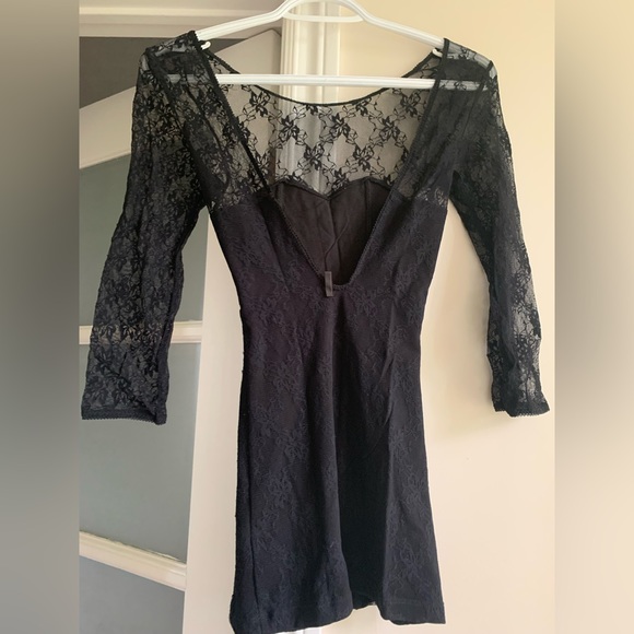 Guess : lace top, open back - Picture 2 of 3